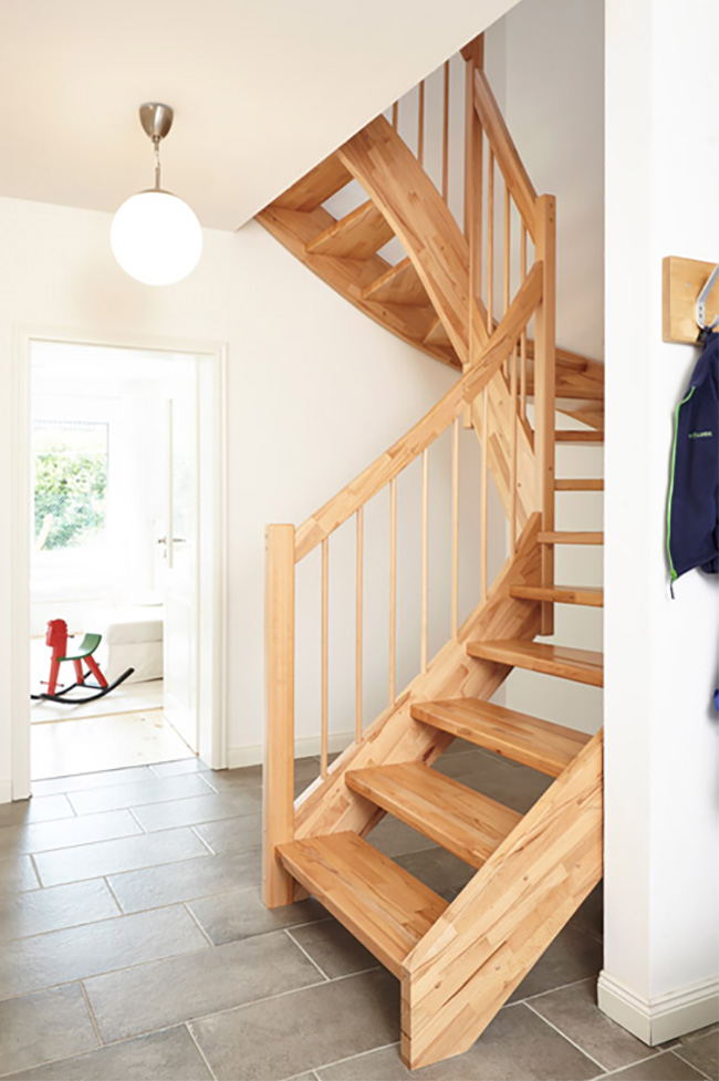 Eine offen eingestemmte Wangentreppe aus Buchenholz.