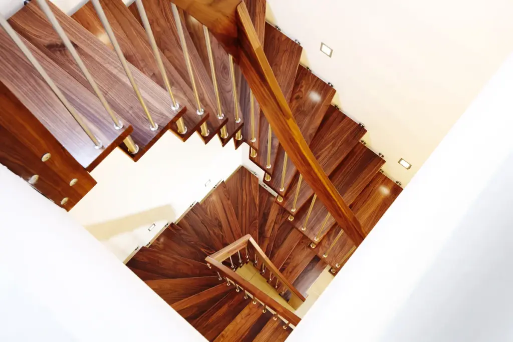 BOLZENTREPPE / handlauftragend, ohne Wandwange, Nussbaum (45)