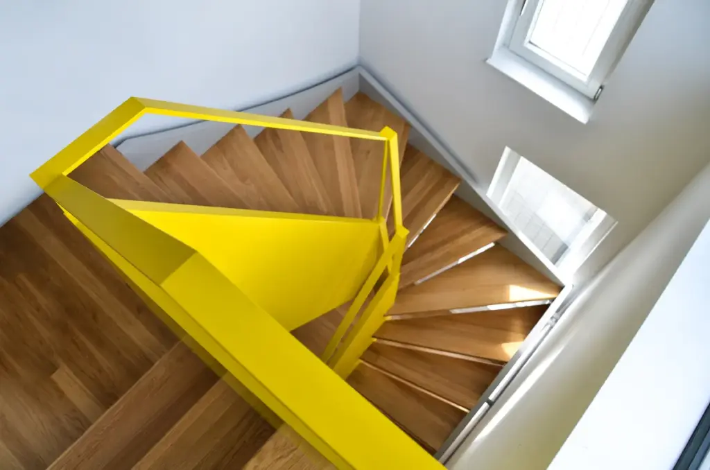 SPEZIALTREPPE / offen eingestemmt, Eiche / farbig lackiert