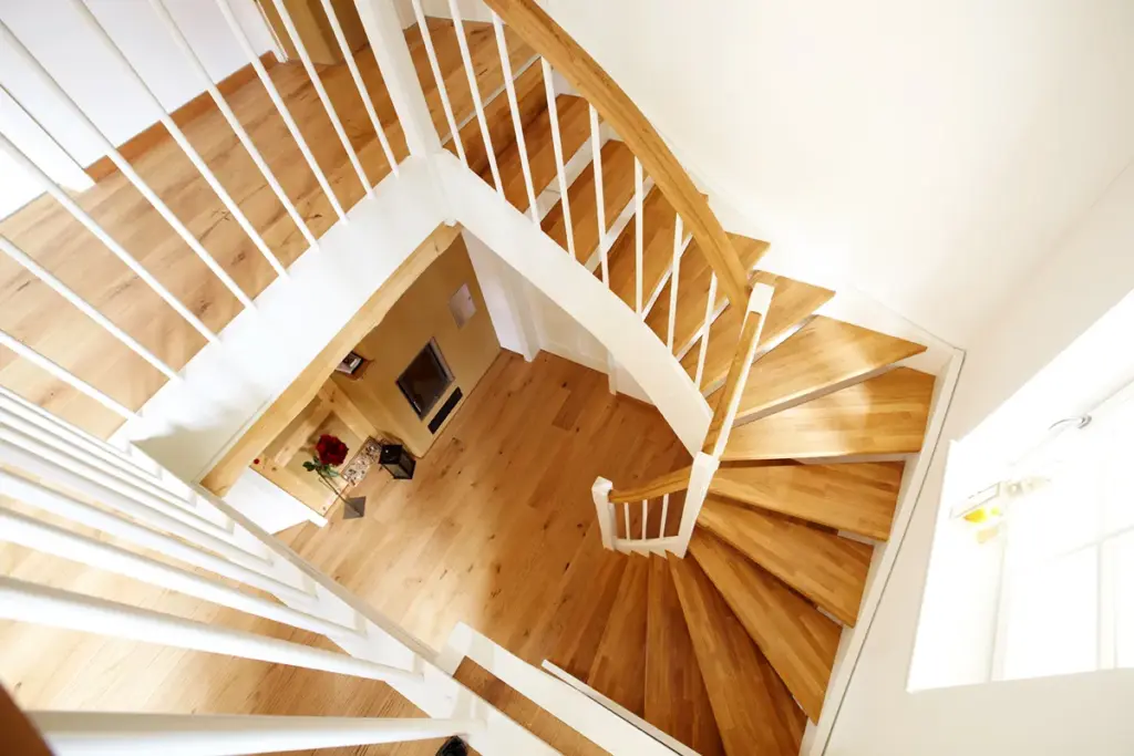 WANGENTREPPE / offen eingestemmt, Eiche, tw. weiß lackiert (14)