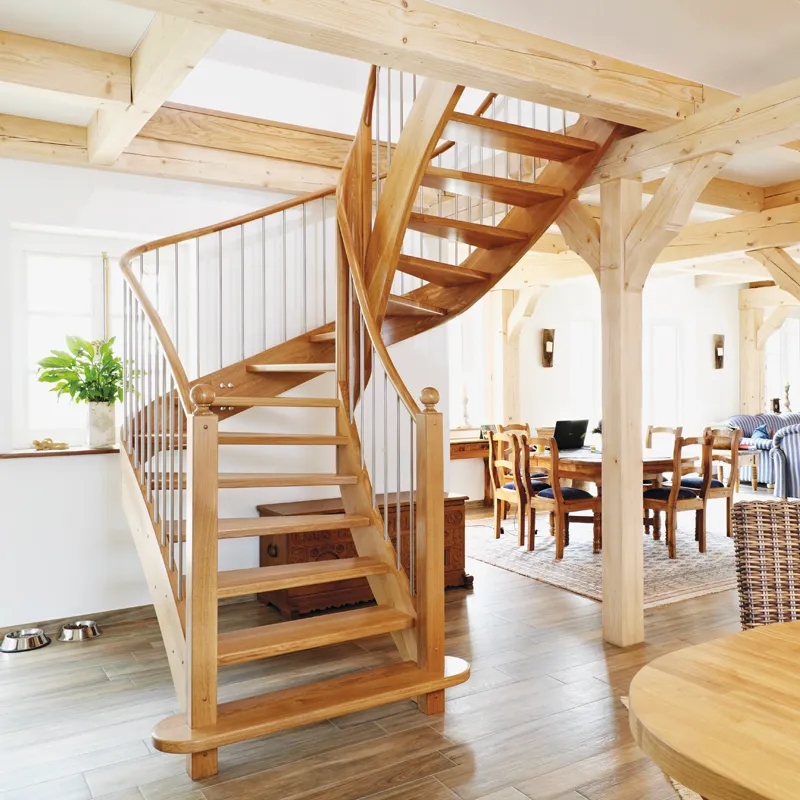 Offen eingestemmte geschwungene Wangentreppe aus Eichenholz