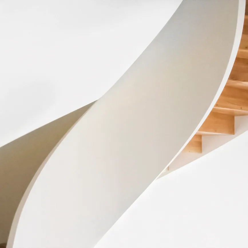 Wangentreppe, Faltwerk- Optik, geschlossenes Geländer, Eiche / weiß lackiert