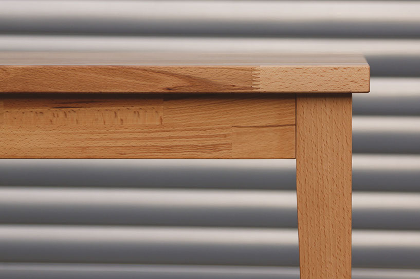 Detailansicht eines Vollholz-Buchentisches.