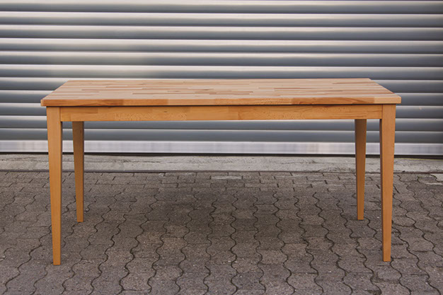 Totalaufnahme eines Vollholz-Buchentisches.