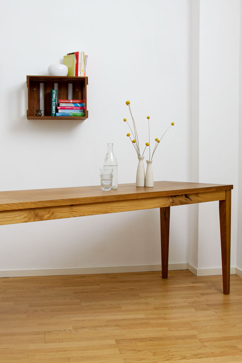 Detailansicht eines Esstisches aus Eichenholz.