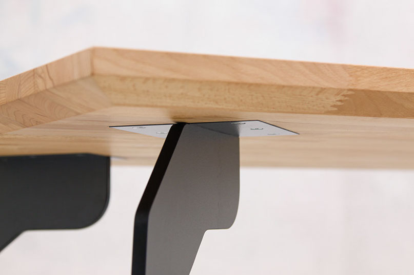 Detailansicht eines Esstisches mit Buchenplatte und Beinen aus HPL