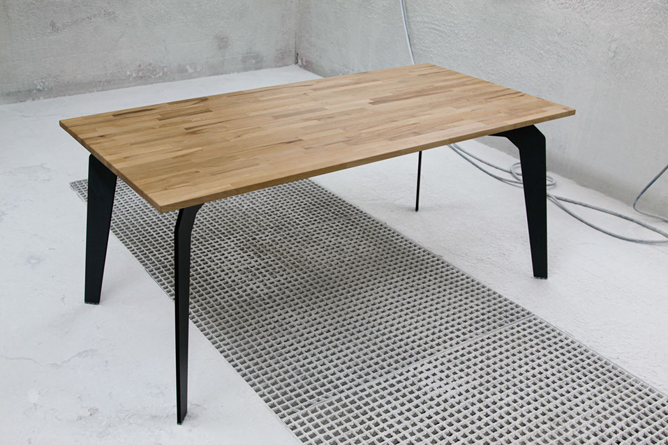 Großer Tisch mit Buchenplatte und Beinen aus HPL