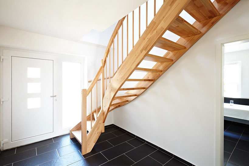 Unser Angebot: Offen eingestemmte Wangentreppe aus Buchenholz.