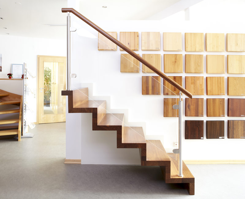 Holzmuster und Mustertreppe in der Sonnemann Treppenausstellung.