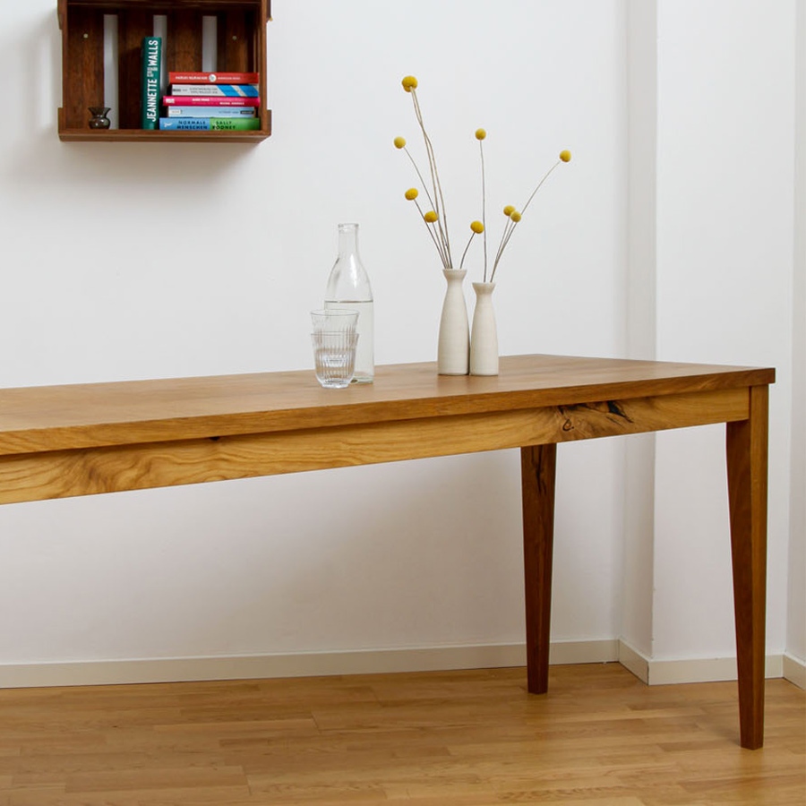 Massiver Eichenholz Esstisch mit Vase und Karaffe.