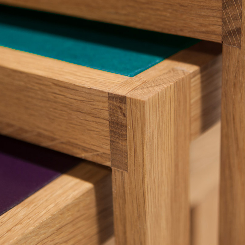 Detailansicht von Couchtischen mit farbigen Platten.