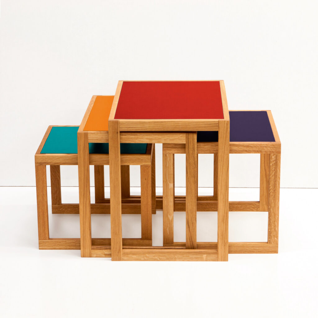 Ein 4er Set bunte Satztische